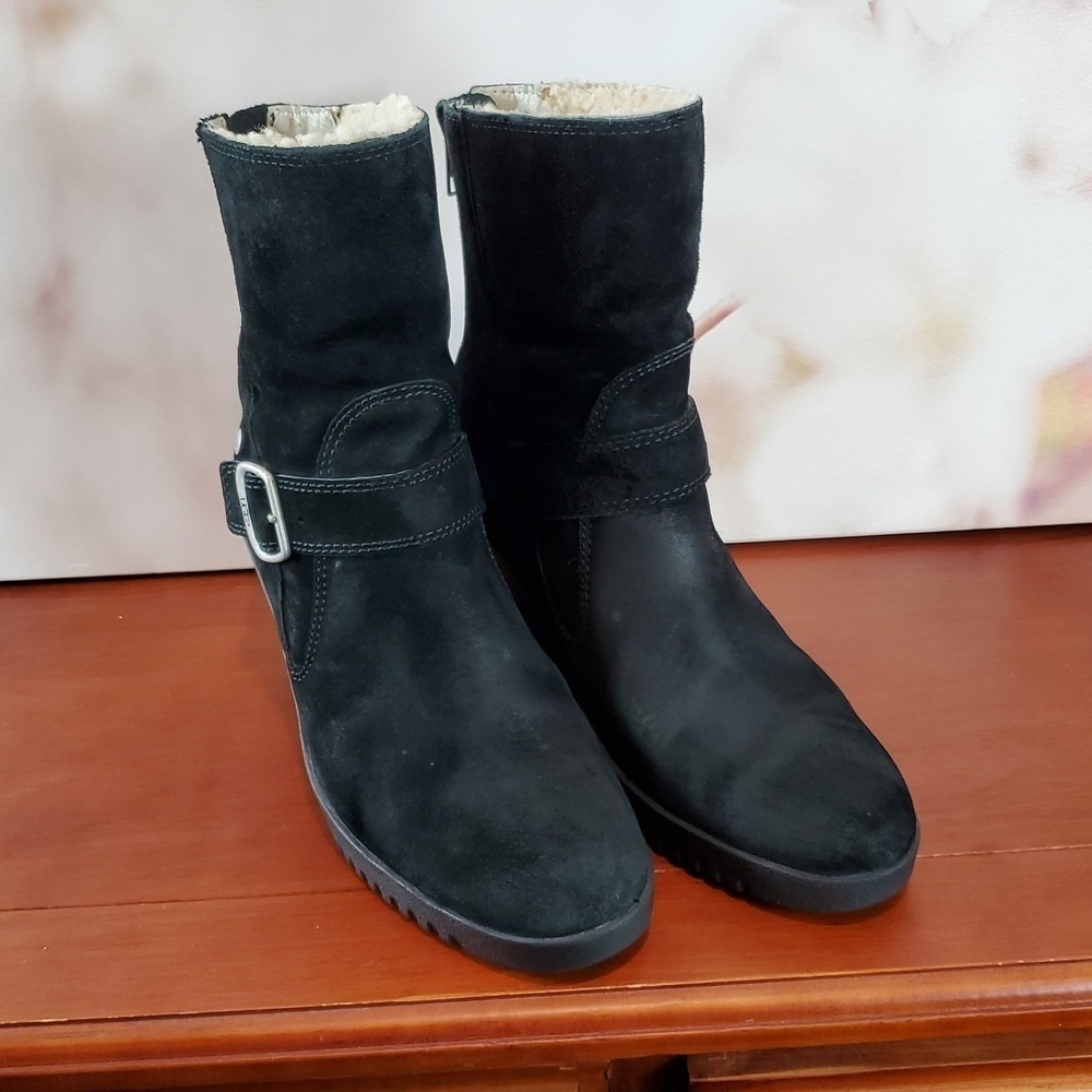 UGG Black Boots with Suede Finish - 7